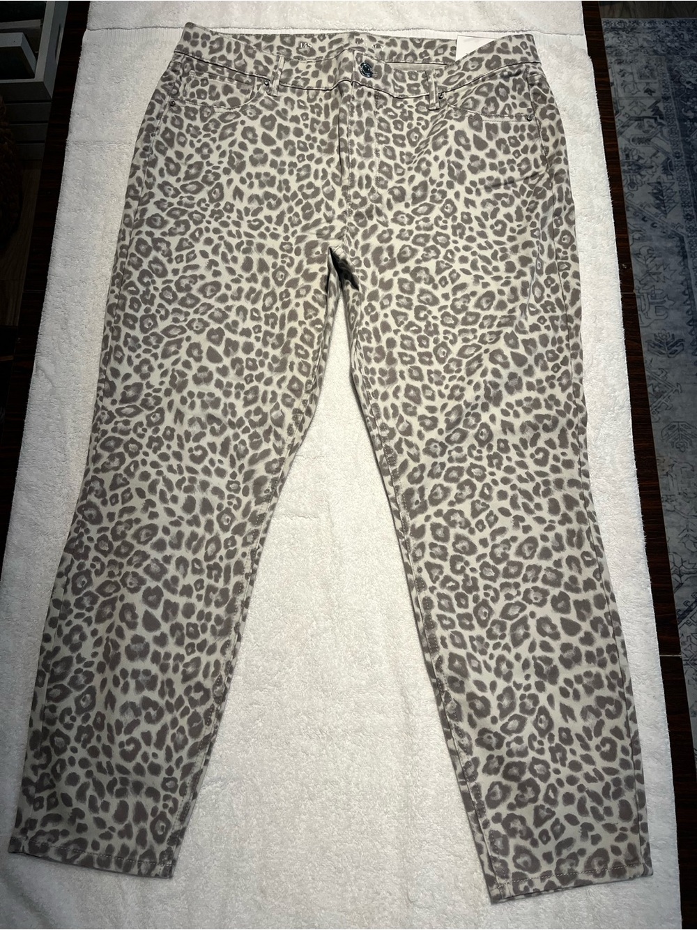 White House Black Market Leopard Print - The Skinny Ankle - Size 14S 
Never worn